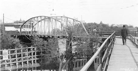 NP Avenue Bridge over the Red River (1909).