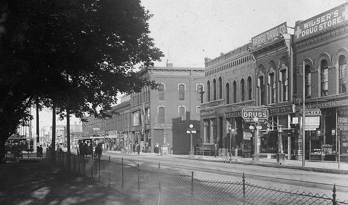 Front Street in 1910. 