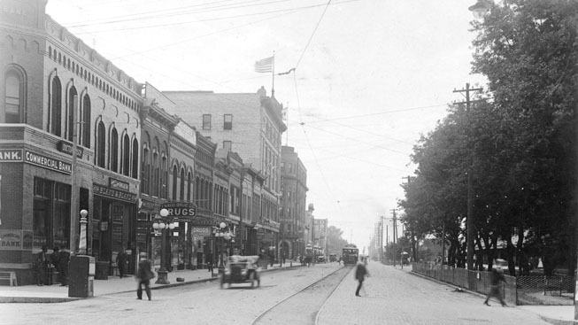Front Street in 1910. 